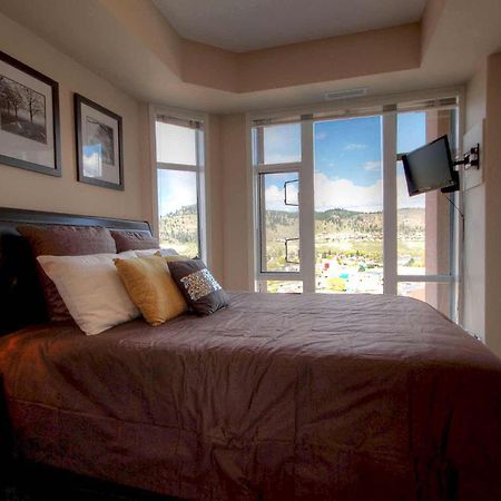 Sunset Waterfront Resort By Discover Kelowna Resort Accommodations Экстерьер фото
