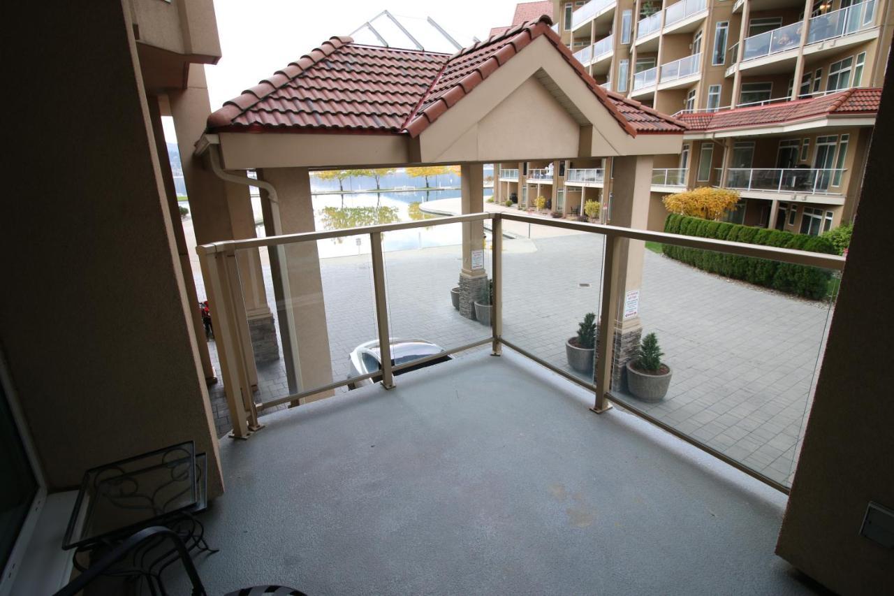 Sunset Waterfront Resort By Discover Kelowna Resort Accommodations Экстерьер фото