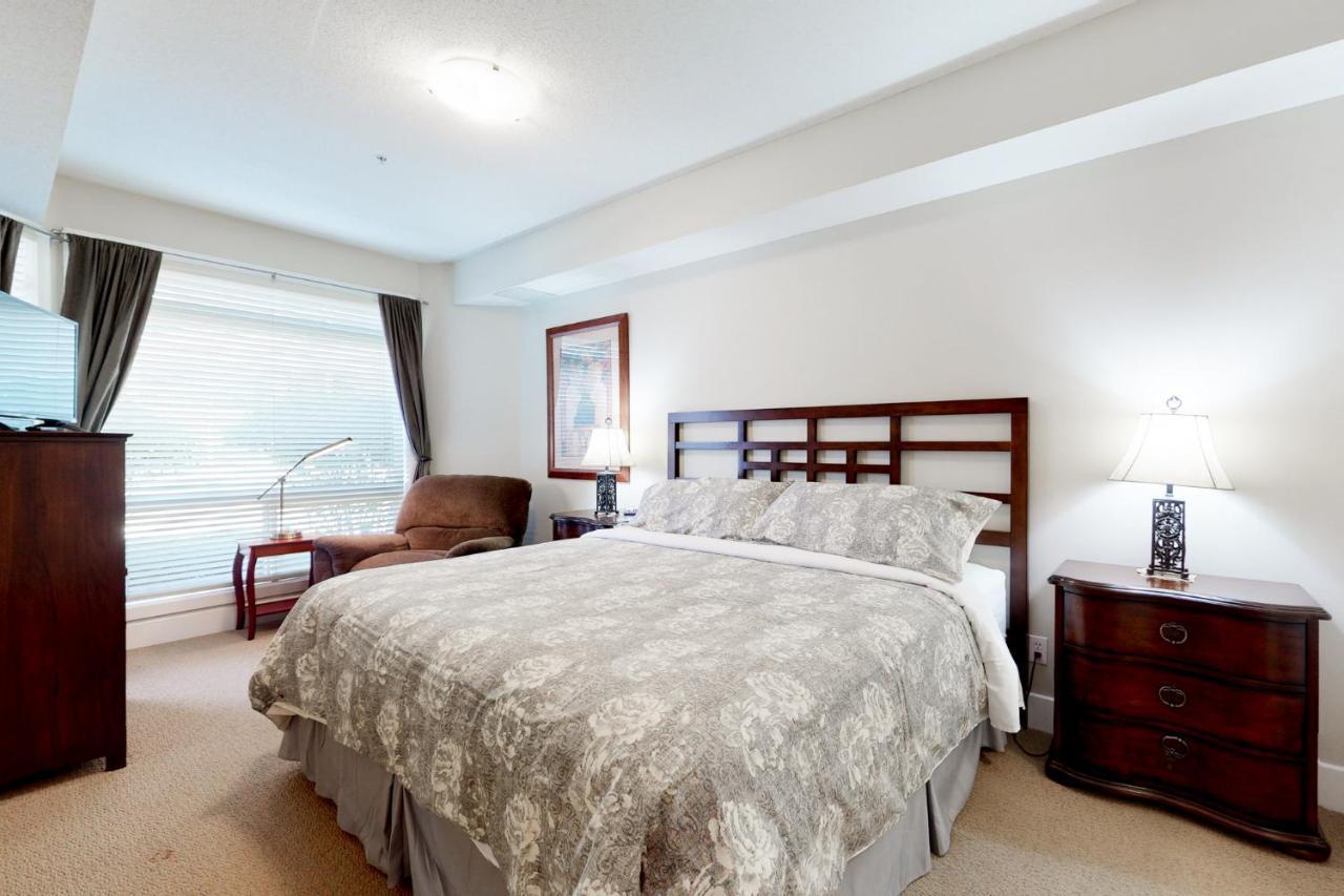Sunset Waterfront Resort By Discover Kelowna Resort Accommodations Экстерьер фото
