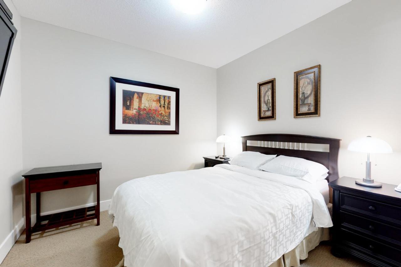 Sunset Waterfront Resort By Discover Kelowna Resort Accommodations Экстерьер фото