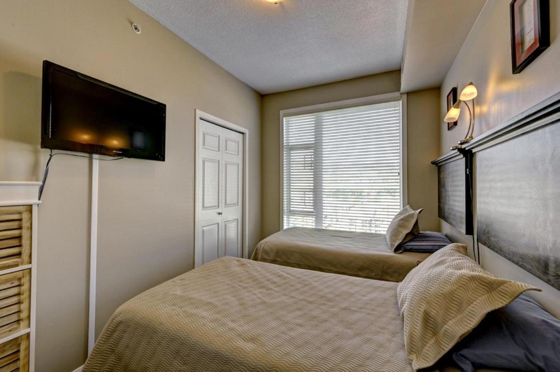 Sunset Waterfront Resort By Discover Kelowna Resort Accommodations Экстерьер фото
