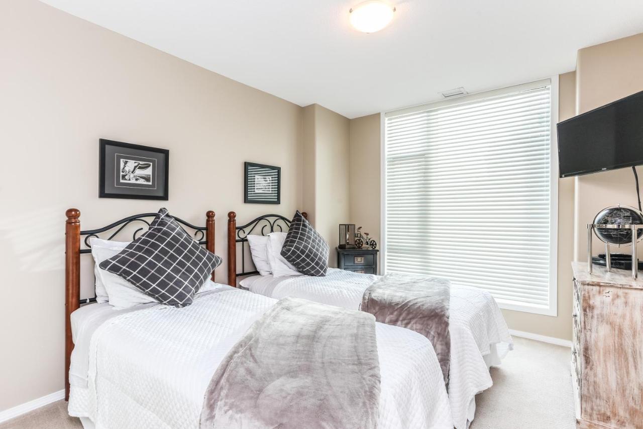 Sunset Waterfront Resort By Discover Kelowna Resort Accommodations Экстерьер фото