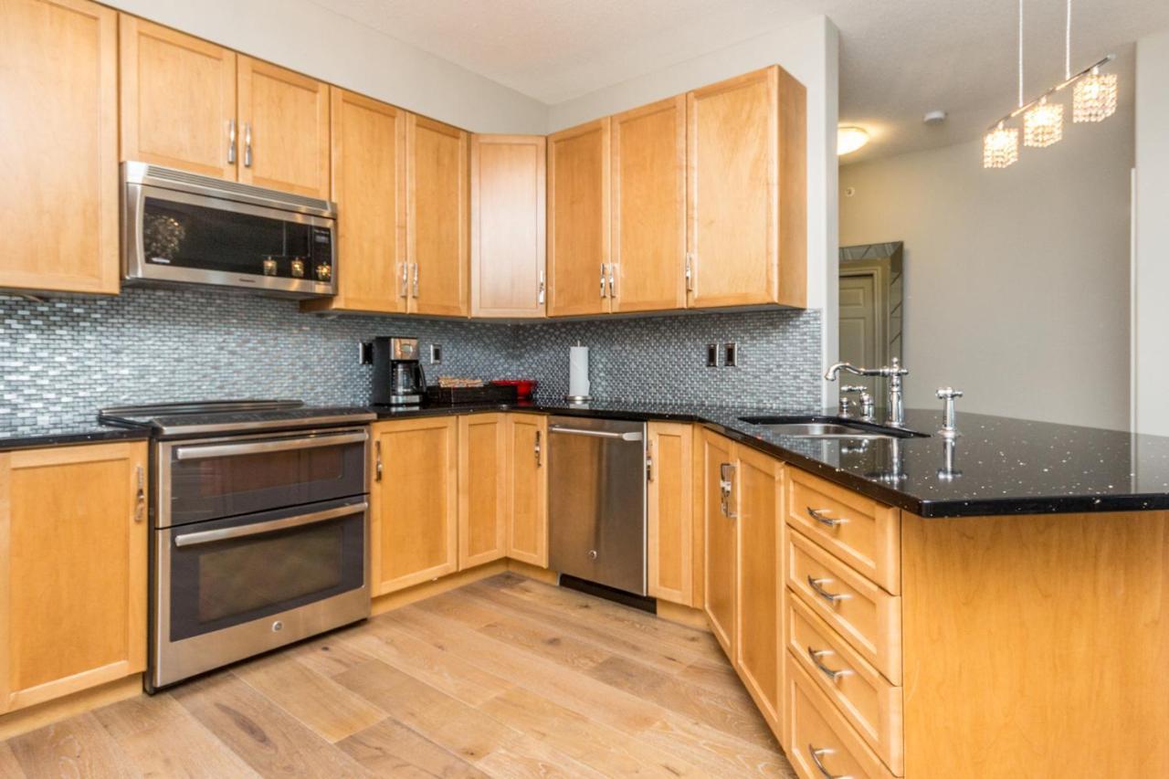 Sunset Waterfront Resort By Discover Kelowna Resort Accommodations Экстерьер фото
