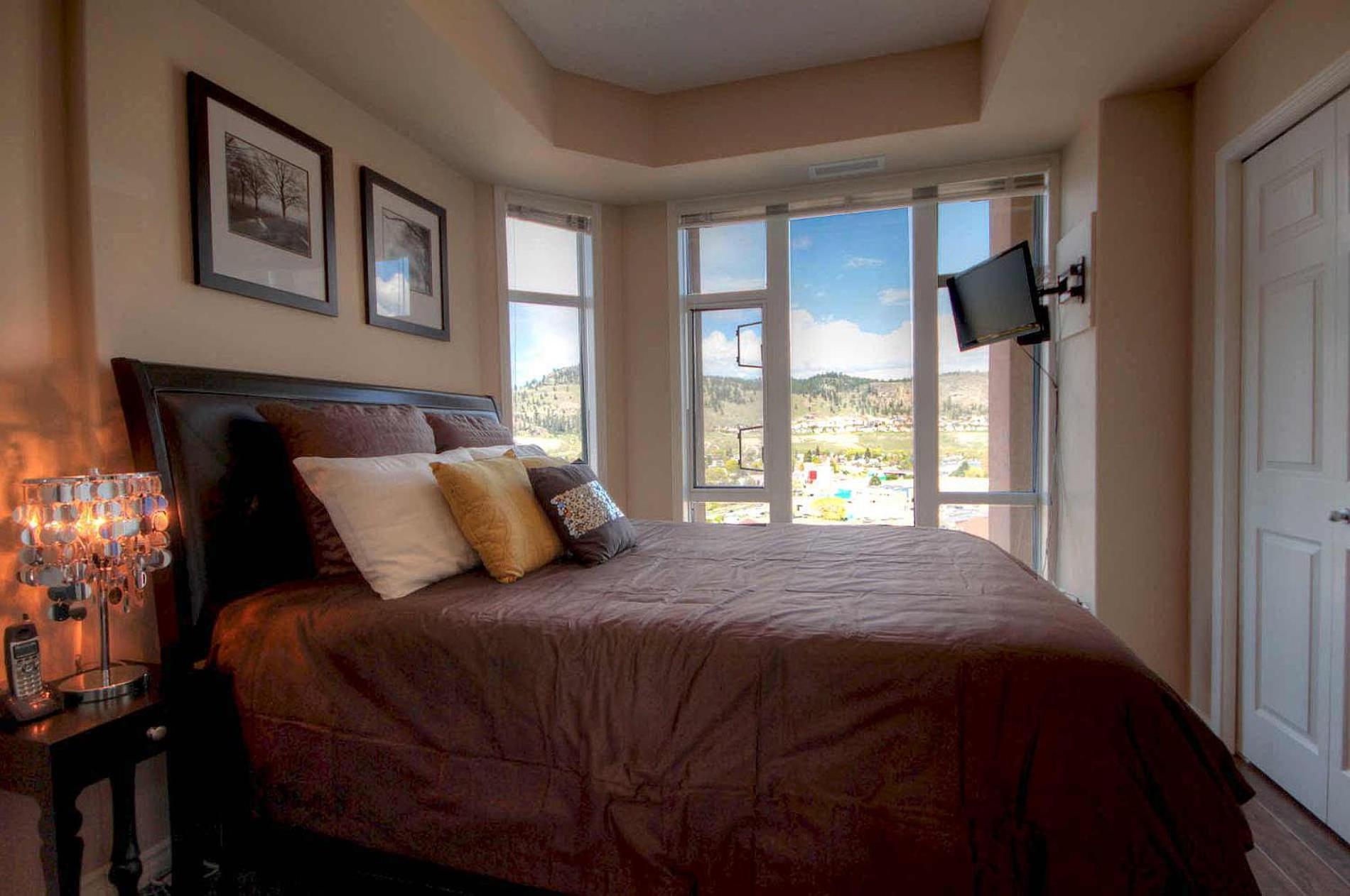 Sunset Waterfront Resort By Discover Kelowna Resort Accommodations Экстерьер фото