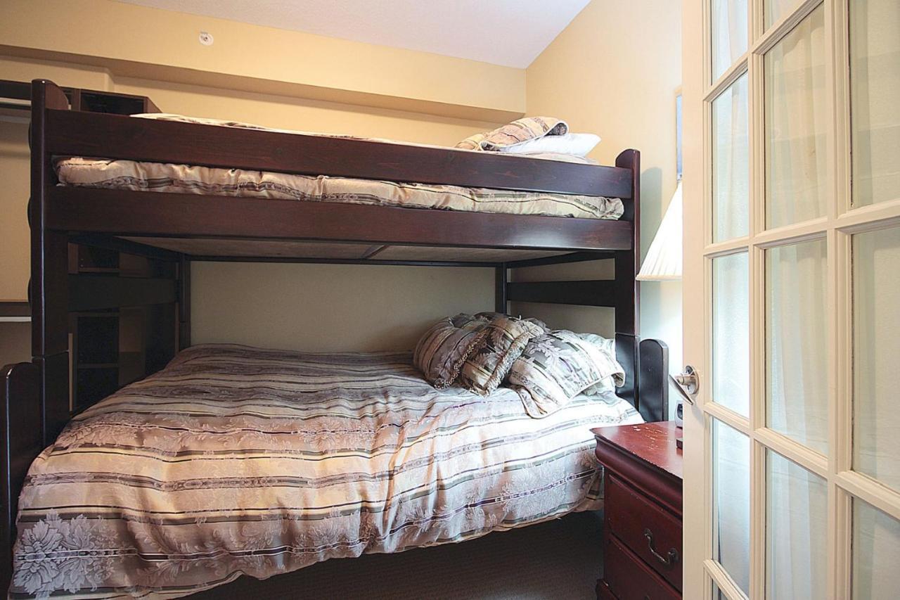 Sunset Waterfront Resort By Discover Kelowna Resort Accommodations Экстерьер фото